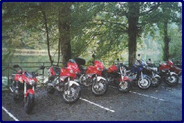 die Moppeds nach dem ersten Tag am Strand der Doubs